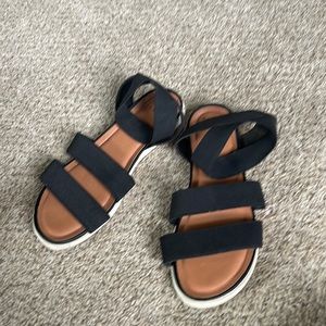 Super comfy size 8 1/2 sandals for those last days of summer